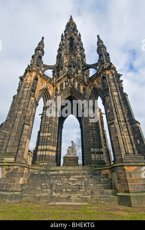 Il monumento di Scott che domina Princess St Edinburgh, Regione di Lothian in Scozia. SCO 6079 Foto Stock