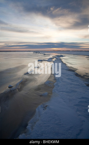 La zona di pressione e crepe sul mare di ghiaccio , Finlandia Foto Stock