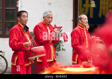 Ballerini tradizionali e gli artisti interpreti o esecutori in Zhouzhuang, provincia dello Jiangsu, Cina e Asia Foto Stock