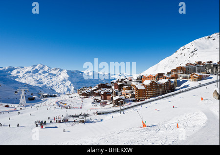 Vista su piste nel centro della località di villeggiatura della Val Thorens, Tre Valli, Tarentaise, Savoie, Francia Foto Stock