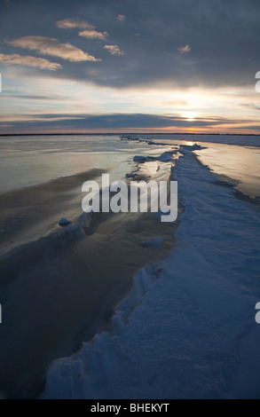 Cresta di pressione e una lunga crepa sul mare di ghiaccio al Mar Baltico , Golfo di Botnia , Finlandia Foto Stock