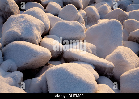 Coperta di neve pietre Foto Stock