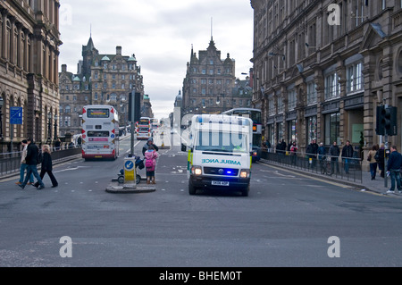 Scottish Ambulance Service su Blues e due a due Edinburgh, Regione di Lothian in Scozia. SCO 6082 Foto Stock