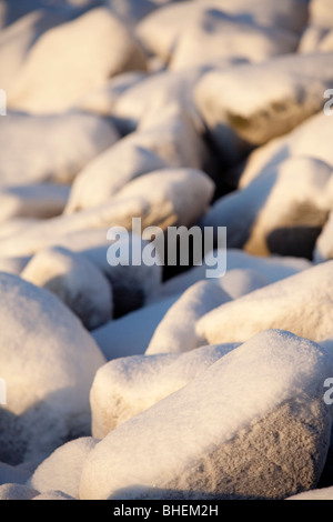 Coperta di neve pietre Foto Stock