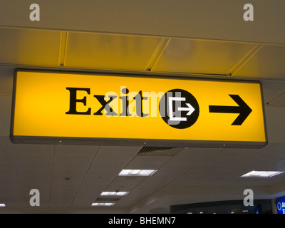 Segnale di uscita all'aeroporto di Gatwick, Regno Unito Foto Stock