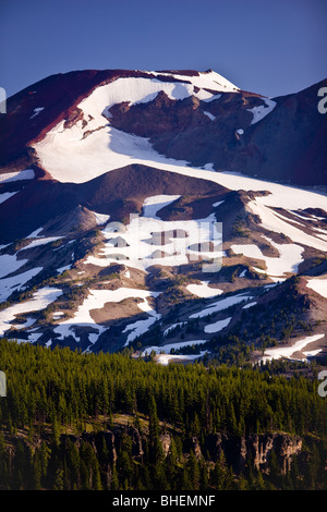 La formazione di scintille lago, OREGON, Stati Uniti d'America - South Sister, elevazione 10363 piedi (3159 m), un vulcano in cascate montagne centrali di Oregon. Foto Stock
