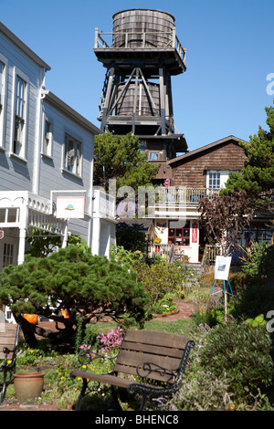 Giardini e water tower a Mendocino, in California del Nord, STATI UNITI D'AMERICA Foto Stock