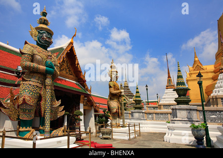 Custodi di Prasat Phra Dhepbidorn Tempio Grand Palace a Bangkok in Tailandia Foto Stock