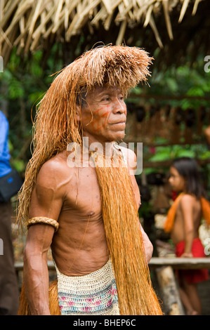 Un'n'uomo indigeni dal Sinichicuy area dell'amazzonia in Perù indossando abiti tradizionali Foto Stock