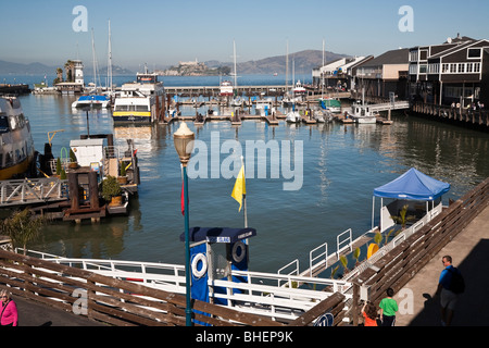 Guardando oltre la marina e banchine al Molo 39 con la baia e l'Isola di Alcatraz dietro, San Francisco, California, Stati Uniti d'America Foto Stock