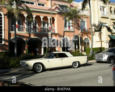 Lincoln Continental 1961-1969 sulla Fifth Ave South Naples, Florida USA Foto Stock