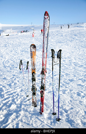 Attrezzatura da sci in piedi nella neve a Aviemore nei Cairngorms, Scozia. Foto Stock