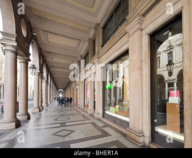 Negozi in un portico lungo la Via Roma nel centro storico di Torino, Piemonte, Italia Foto Stock