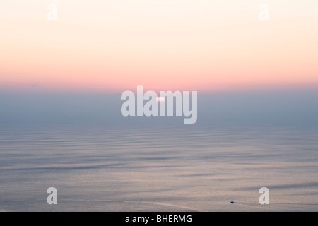 Bellissima alba con una nave in mare aperto Foto Stock