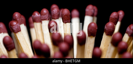 Molti dei fiammiferi disposti in ordine casuale tutti si diffonde a partire da un punto centrale invisibili, centro match è messa a fuoco Foto Stock