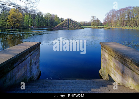 Piramide, Parco Branitz vicino a Cottbus, Brandeburgo, Germania ed Europa Foto Stock