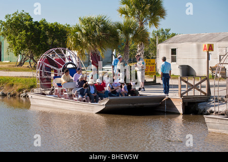 Ochopee, FL - Nov 2008 - turisti che lasciano dock su aria tour in barca in Everglades lungo il vicolo di alligatore in Florida Foto Stock