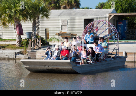 Ochopee, FL - Nov 2008 - turisti che lasciano dock su aria tour in barca in Everglades lungo il vicolo di alligatore in Florida Foto Stock