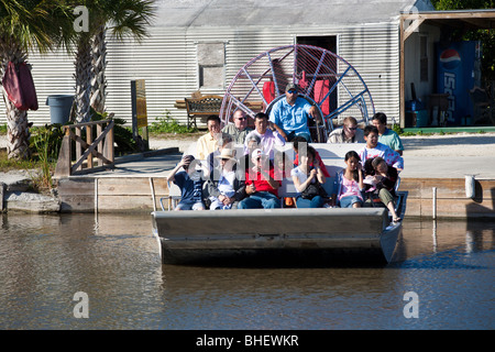 Ochopee, FL - Nov 2008 - turisti che lasciano dock su aria tour in barca in Everglades lungo il vicolo di alligatore in Florida Foto Stock