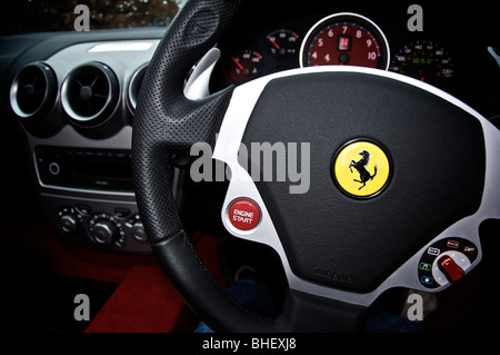 Vista interna del volante & Dashboard da un 2007 Ferrari F430 Spyder in grigio metallico. Foto Stock