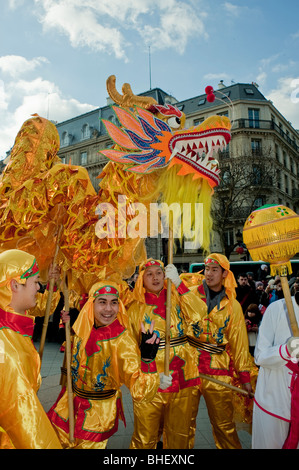 Parigi, Francia, gruppi multirazziali, uomini asiatici che celebrano la sfilata annuale del Carnevale di strada del Capodanno cinese, danza del drago cinese Foto Stock