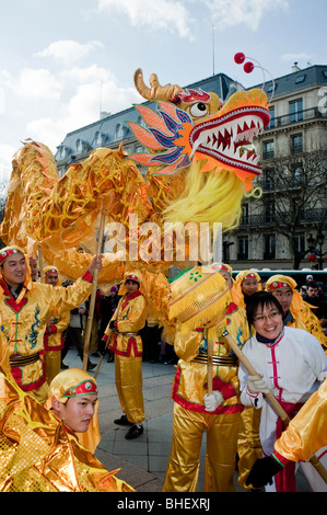 Parigi, Francia, gruppi numerosi, asiatici che celebrano la parata annuale del Carnevale di strada del Capodanno cinese, danze dei draghi cinesi Foto Stock