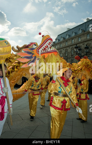 Parigi, Francia, gruppi, uomini, asiatici che celebrano la Parata annuale del Carnevale di strada del Capodanno cinese, danze dei draghi cinesi Foto Stock