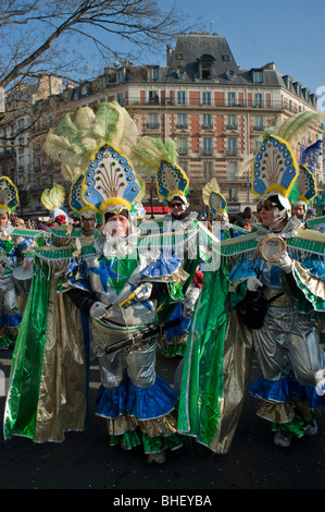 Parigi, Francia, la gente in costume marciando in 'Carnaval de Paris' ('Parigi festa di carnevale") Foto Stock