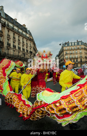 Parigi, Francia, asiatici celebrando "Anno Nuovo Cinese' annuale Street sfilata di carnevale, "draghi cinesi" Dancing Foto Stock