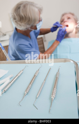 Apparecchiatura dentale con una femmina di dentista esame di un paziente Foto Stock