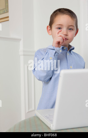 Ragazzo firma la lettera 'X' in American Sign Language Foto Stock