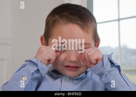 Ragazzo firma la parola 'Sleepy' in American Sign Language Foto Stock