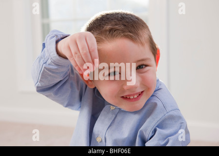 Ragazzo firma la parola "imparare" in American Sign Language Foto Stock