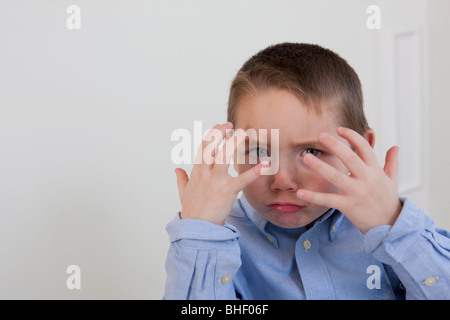 Ragazzo firma la parola 'AD' in American Sign Language Foto Stock