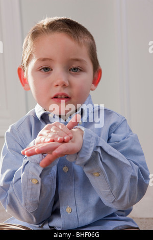 Ragazzo firma la parola 'English' in American Sign Language Foto Stock