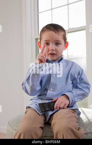 Ragazzo firma la parola 'TV' in American Sign Language Foto Stock