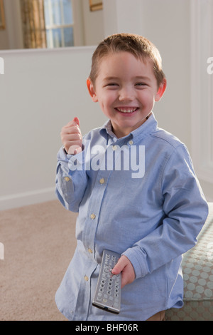 Ragazzo firma la parola 'Remoto' in American Sign Language Foto Stock