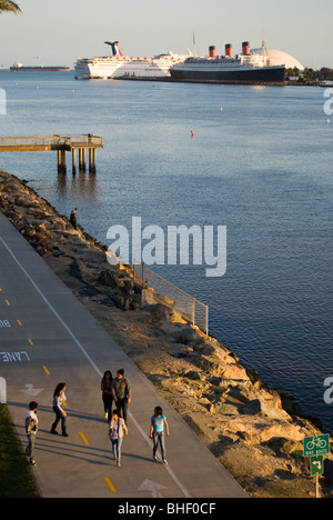 Un gruppo di giovani godendo il Boardwalk vicino villaggio litoraneo a Long Beach, California. Foto Stock