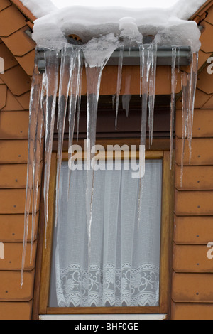 Molto Lunghi ghiaccioli su una grondaia durante l'inverno 2009/2010 in Germania Foto Stock