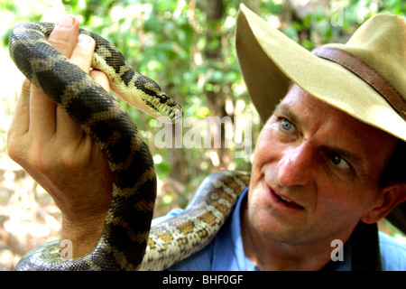 Il Professor David Bowman contiene una grande python nella estremità superiore dell Australia. Foto Stock