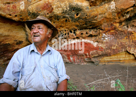 Wardaman sambuco tradizionale e proprietario, Bill Harney, al rock art site nel Victoria River Foto Stock
