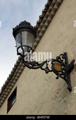 Ornati in ferro battuto lampione su una casa a La Laguna, Tenerife, Isole Canarie Foto Stock