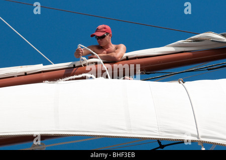 Membri dell'equipaggio della nave a vela Solway Lass, dotata di mezzi quadrati, che lavorano in alto sotto la vela Foto Stock