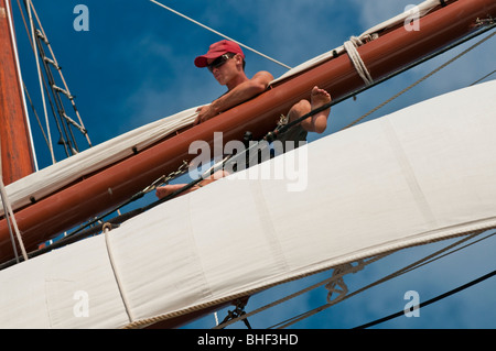 Membri dell'equipaggio della nave a vela Solway Lass, dotata di mezzi quadrati, che lavorano in alto sotto la vela Foto Stock