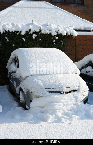 Coperta di neve auto. Surrey, Regno Unito Foto Stock