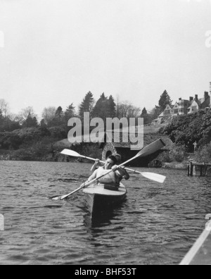 Due ragazzi in canoa, verso l'esterno legato a scuola, Eskdale, Cumbria, 1950. Artista: sconosciuto Foto Stock