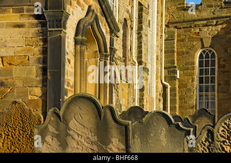 Primo piano della Chiesa di Santa Maria con lapidi intemperie Il primo piano Whitby North Yorkshire Inghilterra Regno Unito GB Gran Bretagna Foto Stock