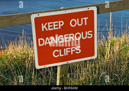 Primo piano di cartelli segnaletici di pericolo per le scogliere di Keep out pericolose Whitby North Yorkshire Inghilterra Regno Unito GB Gran Bretagna Foto Stock