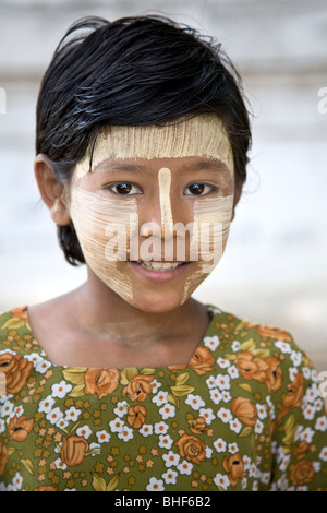 Ragazza birmano con make-up tradizionale thanakha. Amarapura. Myanmar Foto Stock