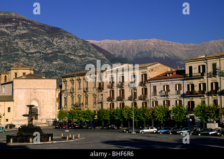 Italia, Abruzzo, Sulmona, Piazza Garibaldi e Majella sullo sfondo Foto Stock